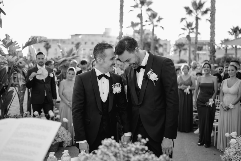 Complicità ed emozione durante il rito del matrimonio - Reportage Ginnetti Studio